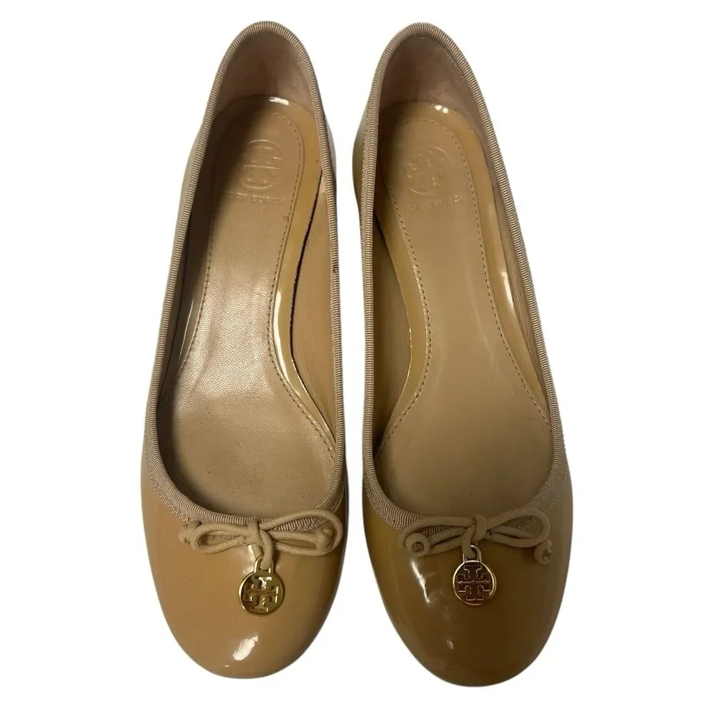 Tory Burch Chelsea Camellia Pump Tan Nude Patent Leather Low Heel Logo Size 7.5